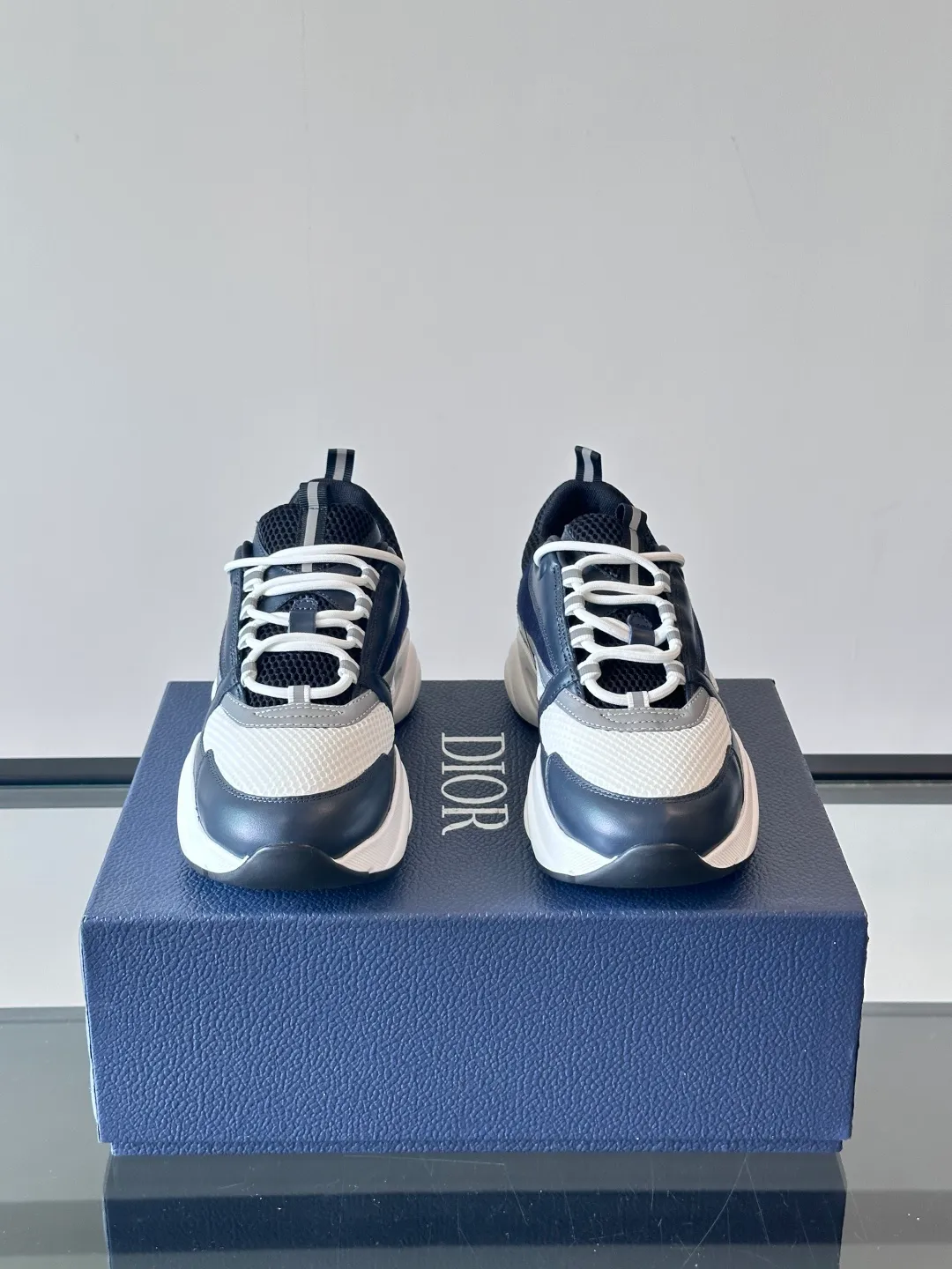 Factory price: 480💰 ◾️▫️Dior D®️ x 🆕 (high version) B22 men's jogging fashion sneakers, this single product draws inspiration from retro jogging shoes. It adopts a thick low-top design, with an upper made of black cow leather and mesh fabric, and a black and white engraved rubber sole. Black mesh fabric tongue and heel counters complement black laces, with an embossed "Di~r" logo embellishment on the side. These sneakers can be mixed and matched with a classic suit for a sporty chic look! Size: 39-45 (38, 46, 47 can be customized)